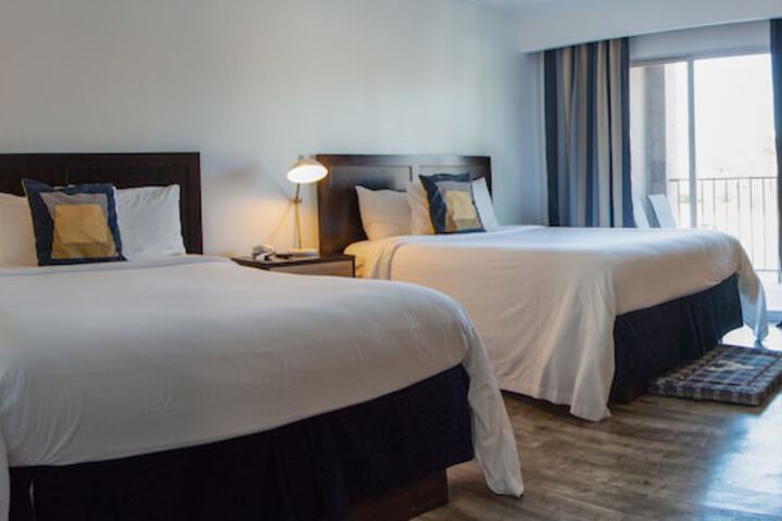 2 Queen Beds (7 of 17)