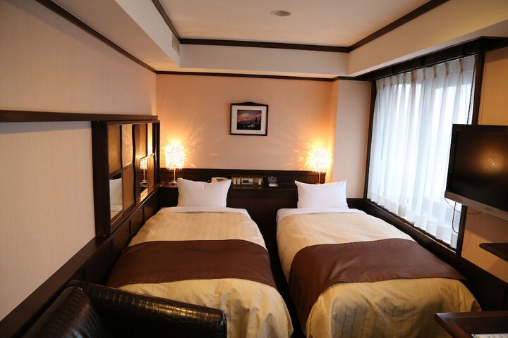 Room 8 of 34