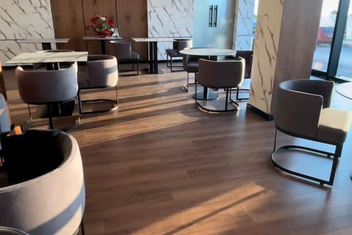 Lounge 54 of 80
