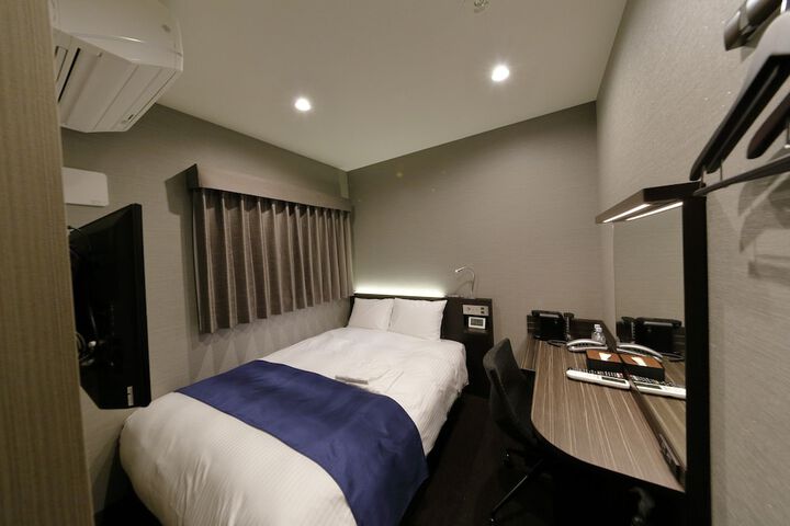 Room 9 of 103