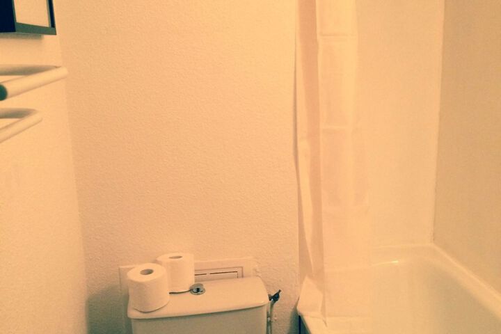 Room 4 of 8