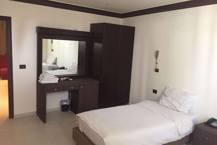Room 9 of 16