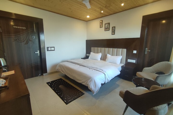 Room 8 of 98