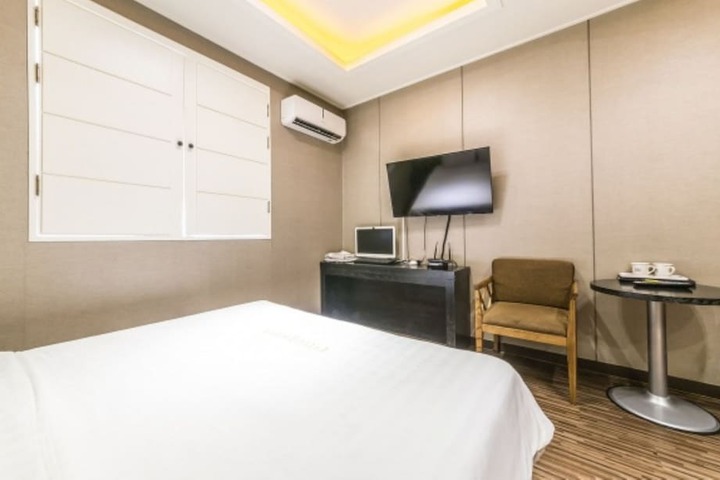 Room 10 of 39