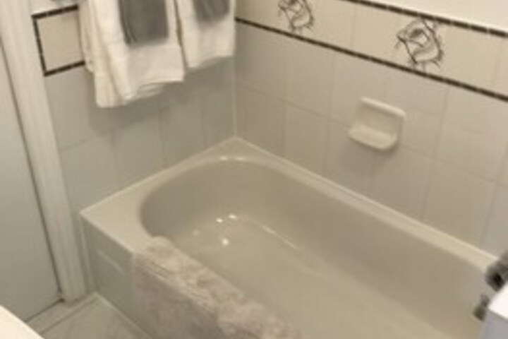 Room 4 of 16