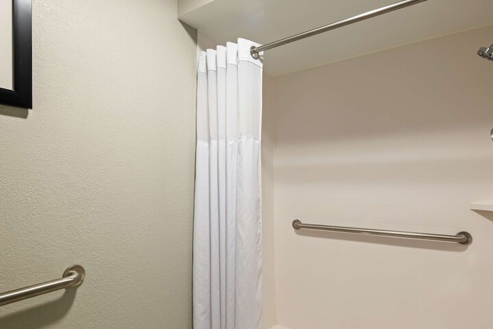 1 King Accessible Bathtub Microwave and Refrigerator WiFi Full Breakfast (2 of 12)