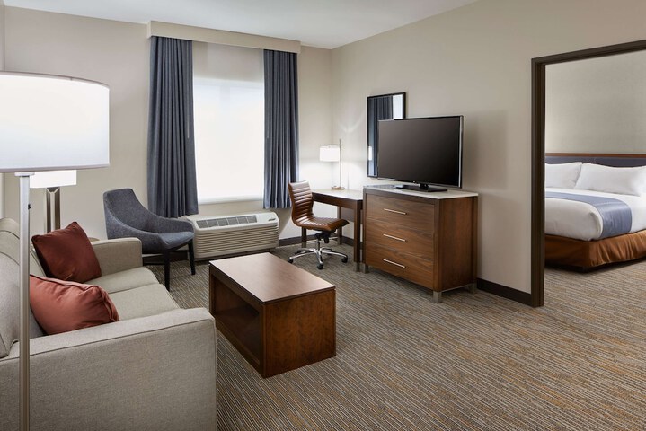 1 King Bed (2 of 14)
