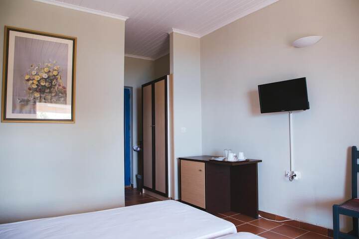Room 6 of 76