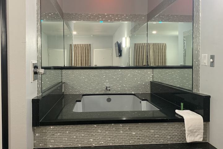 Deluxe Single Room 1 King Bed Jetted Tub (5 of 10)