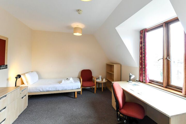 Room 9 of 27