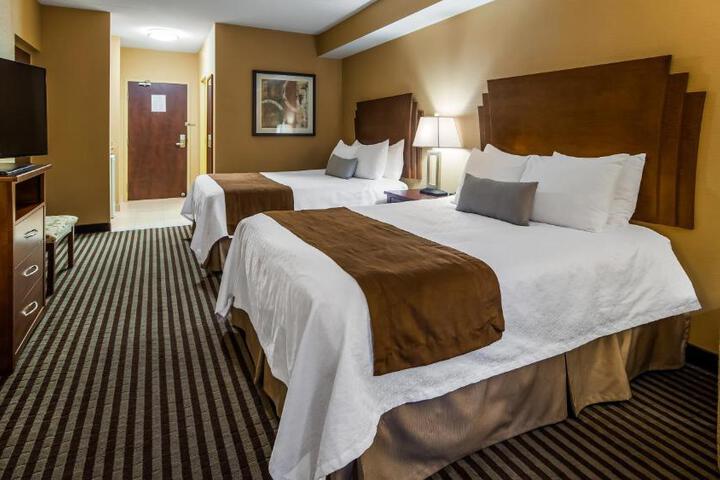 1 Queen Bed Tower Sofa Bed Work Desk Microwave and Refrigerator High Speed Internet Accessible Full Breakfast (17 of 26)