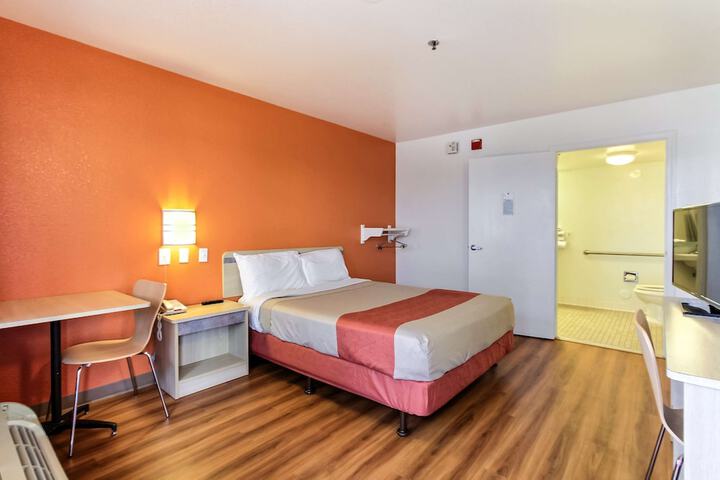 1 Queen Bed (11 of 12)