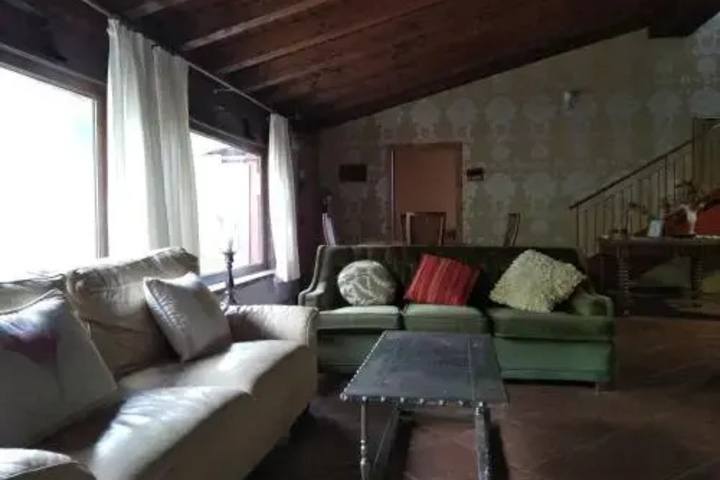 Room 4 of 9