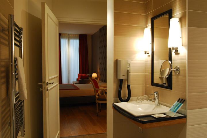 Room 33 of 59