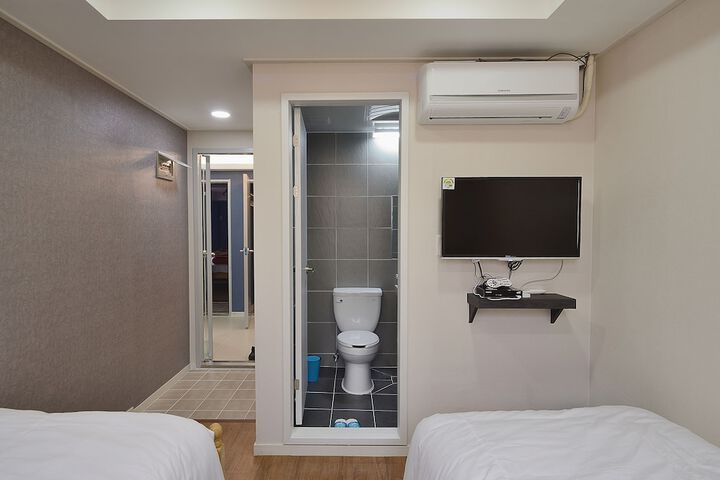 Room 15 of 48
