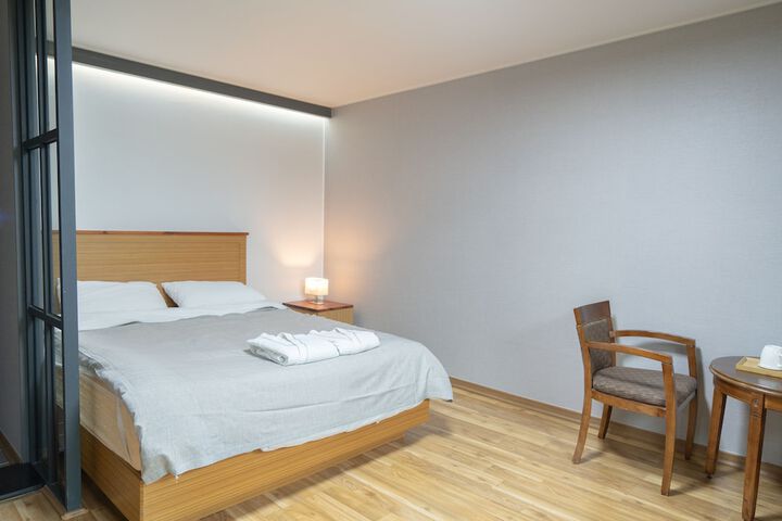Room 7 of 27