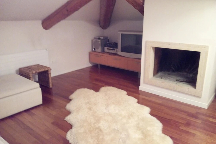 Room 4 of 12