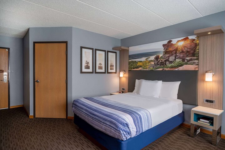 1 Queen Bed Mobility Accessible (3 of 15)