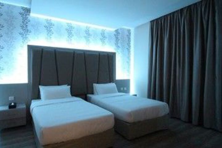 Room 15 of 28