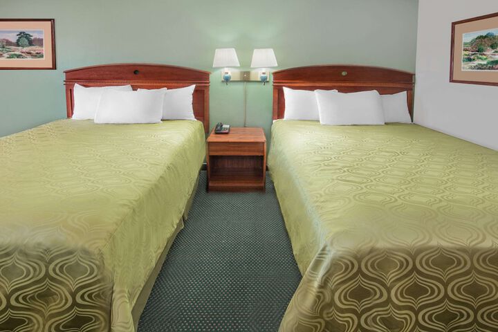 1 Queen Bed (9 of 10)