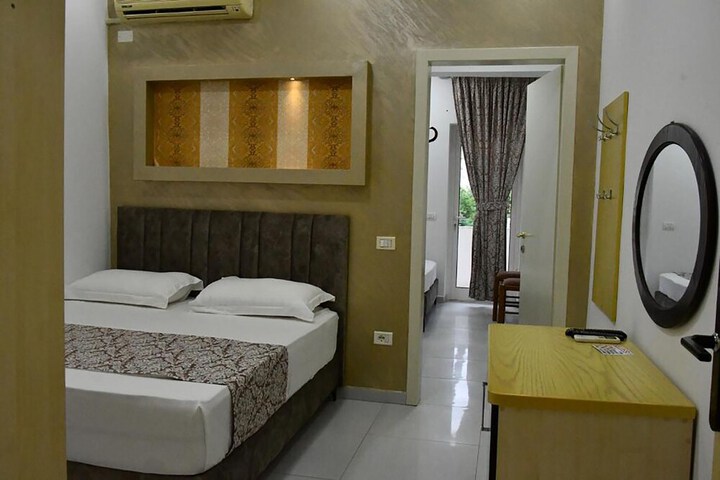 Room 6 of 65