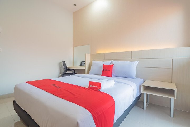 Exterior of RedDoorz Plus near Taman Budaya Samarinda