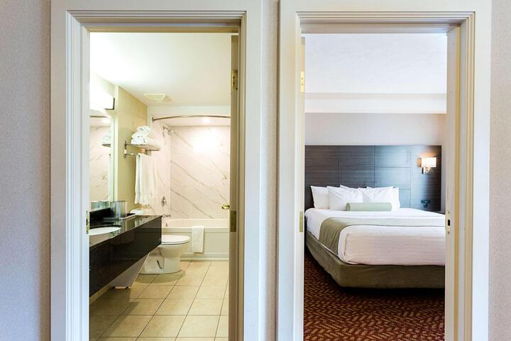 Suite 2 King Beds Larger Room Tower Bay View Microwave and Refrigerator WiFi (7 of 13)