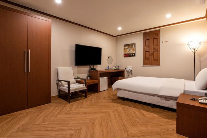 Room 17 of 48