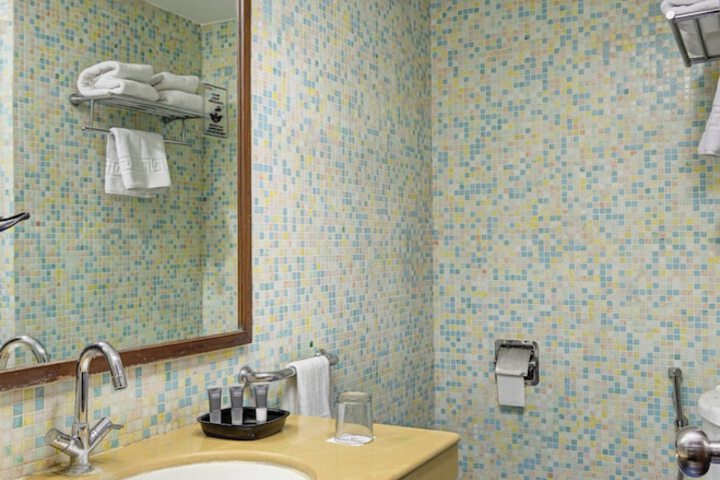 Room 32 of 58