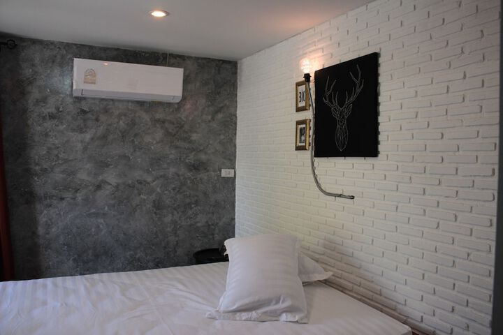 Room 16 of 122
