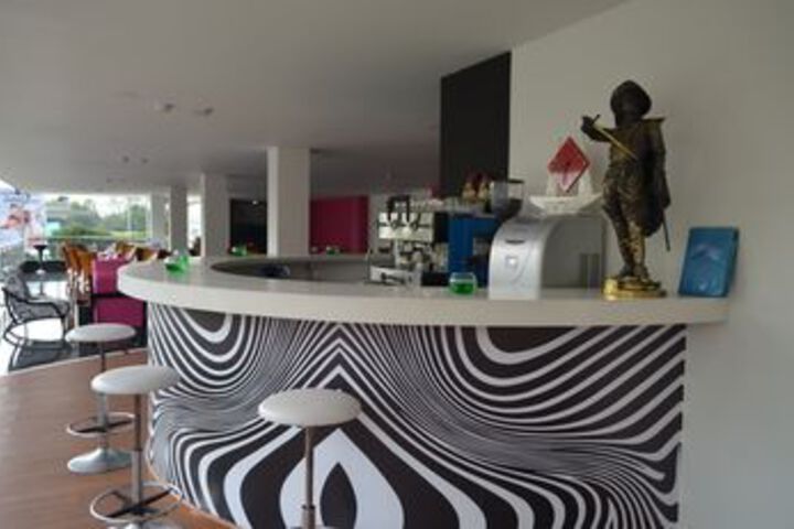 Lounge 20 of 35
