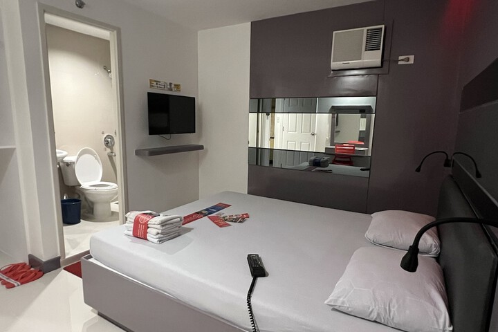 Room 11 of 28