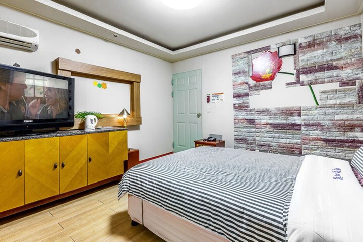 Room 7 of 33