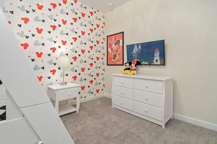 Room 4 of 18