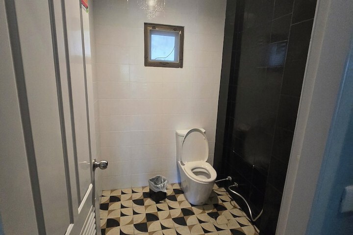 Room 42 of 77