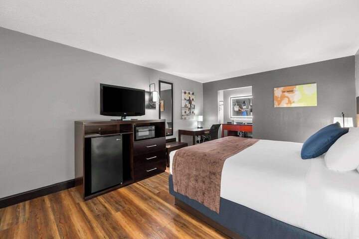 1 King Bed Upstairs High Speed Internet Accessible Microwave and Refrigerator, Continental Breakfast (16 of 16)