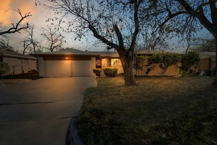 Photo of Beautiful Pet Friendly Home in Central Location! 4 Bedroom Home by Redawning