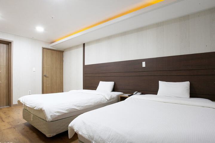 Room 10 of 28