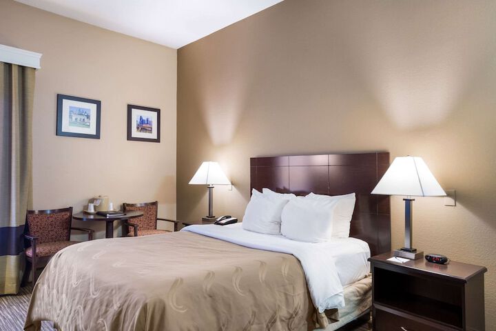Queen Bed Accessible (12 of 13)