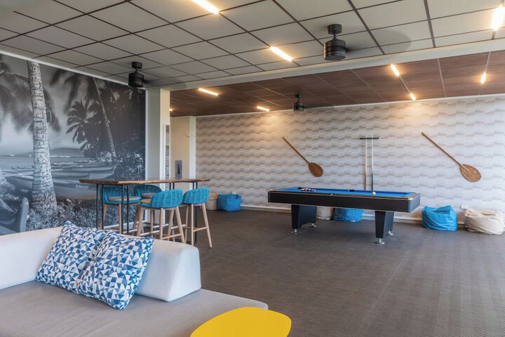 Lobby lounge