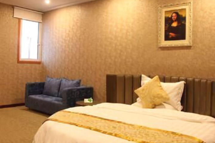 Room 4 of 7