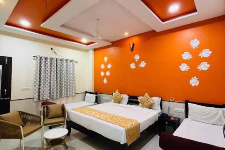 HOTEL 7 DOOR