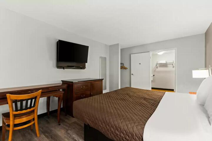 1 King Bed (9 of 9)