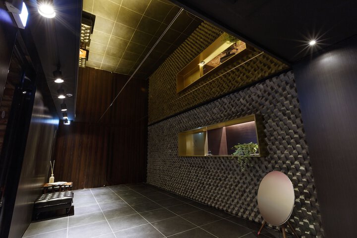 Entrance & Lobby