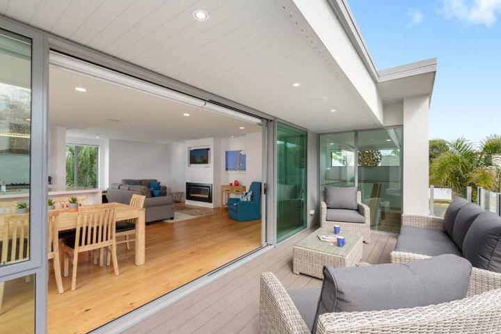 Modern Spacious Home on Popular Muricata Av - Enjoy Beach, Surf & Sun