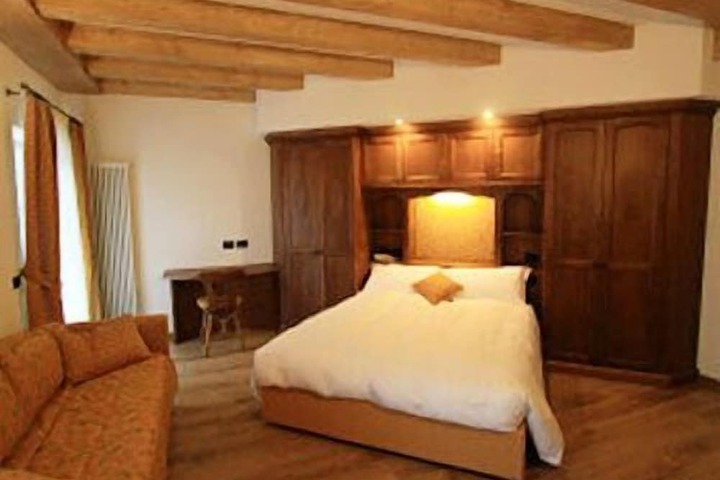 Room 10 of 70