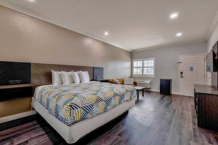 Deluxe Suite Queen Bed (8 of 14)