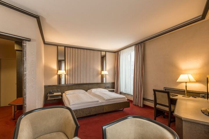 Room 35 of 146