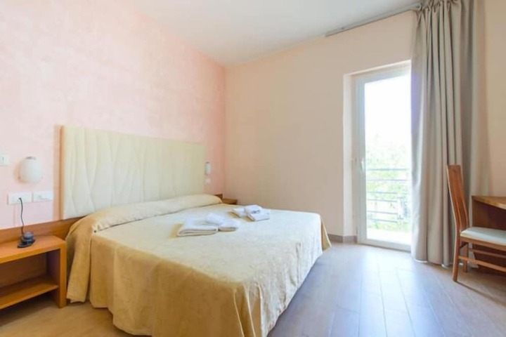 Room 5 of 11