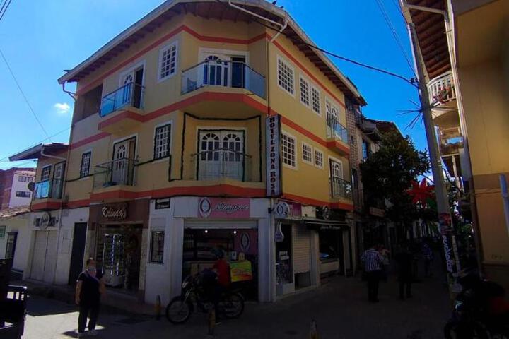 Hotel ZONA ROSA MARINILLA